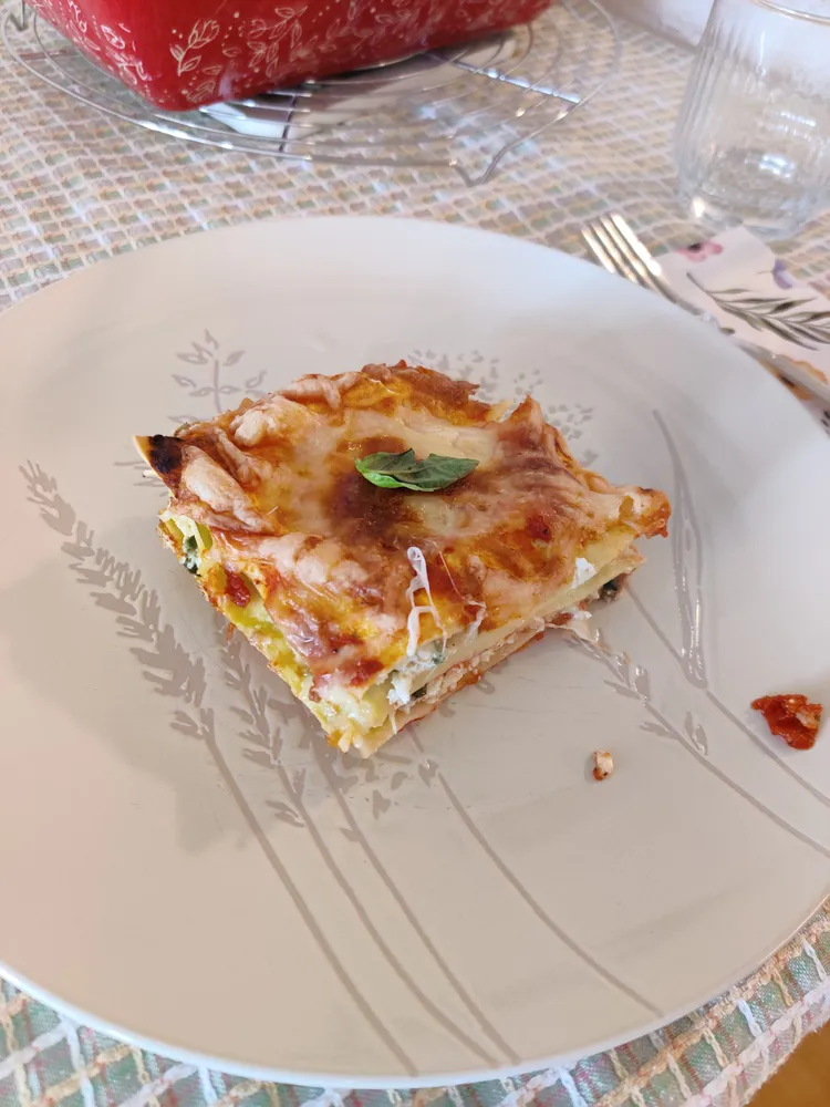 Parče vegetarijanske lazanje sa vidljivim slojevima spanaća i ricotte na tanjiru
