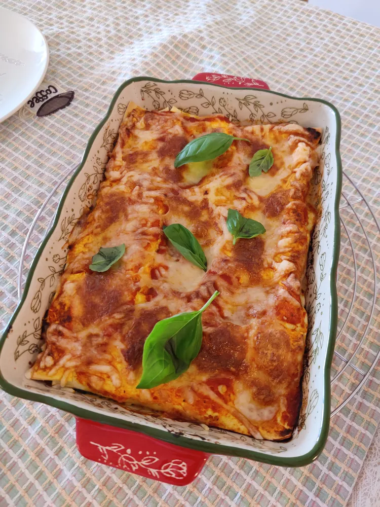 Vegetarijanska lazanja sa listićima bosiljka u posudi za pečenje koju je napravila Milica