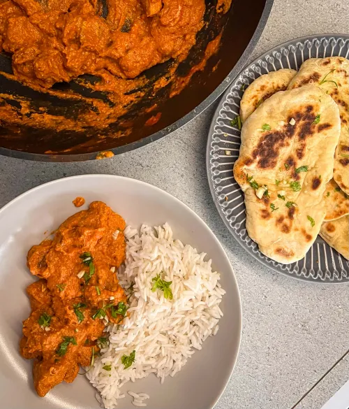 Butter chicken u kremastom paradajz sosu sa domaćim garlic naan hlebom