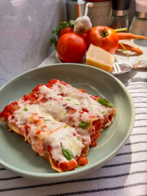 Cannelloni punjeni junećim mesom u paradajz sosu