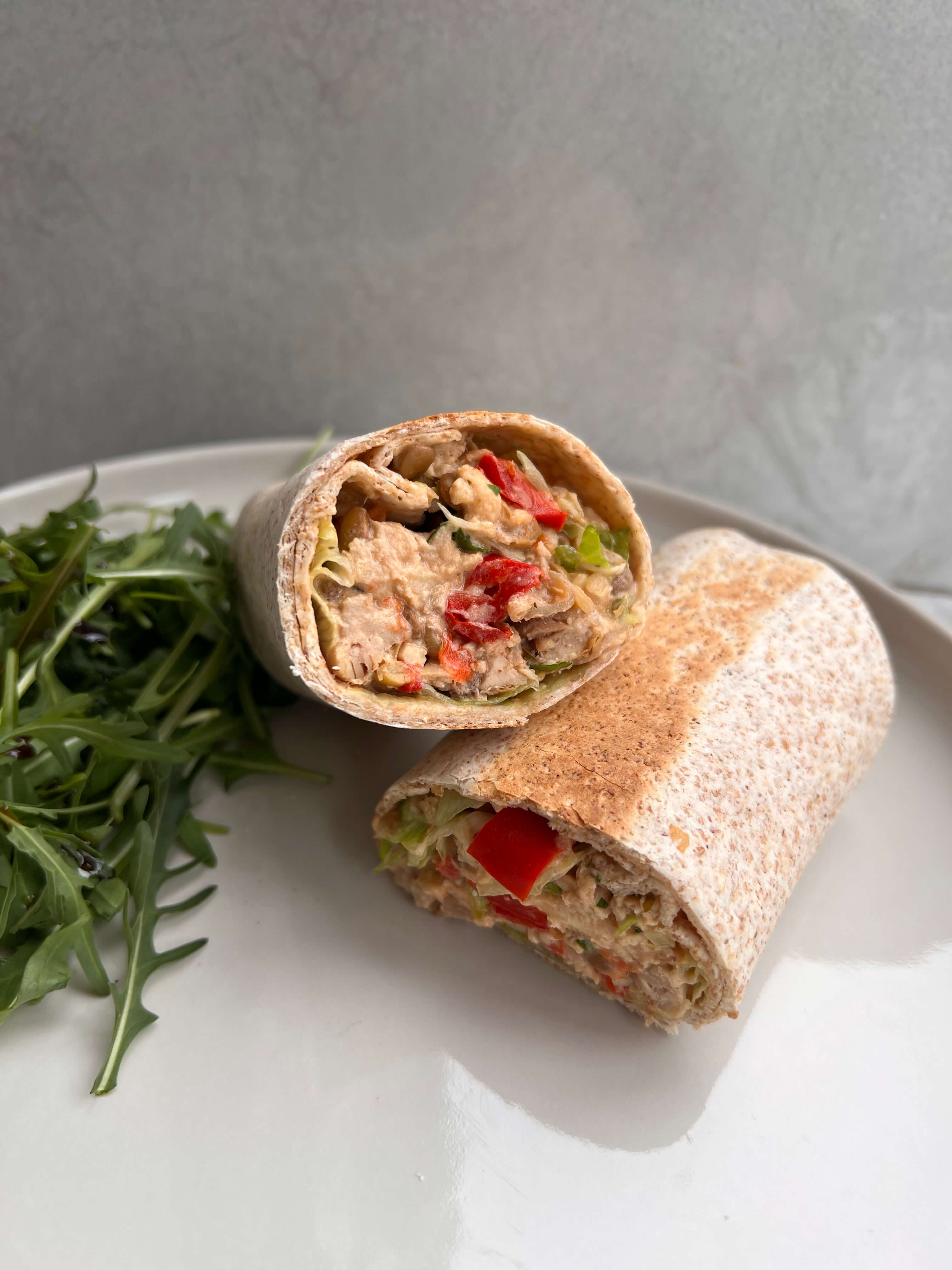 Tortilje punjene piletinom, povrćem i kremastim prelivom