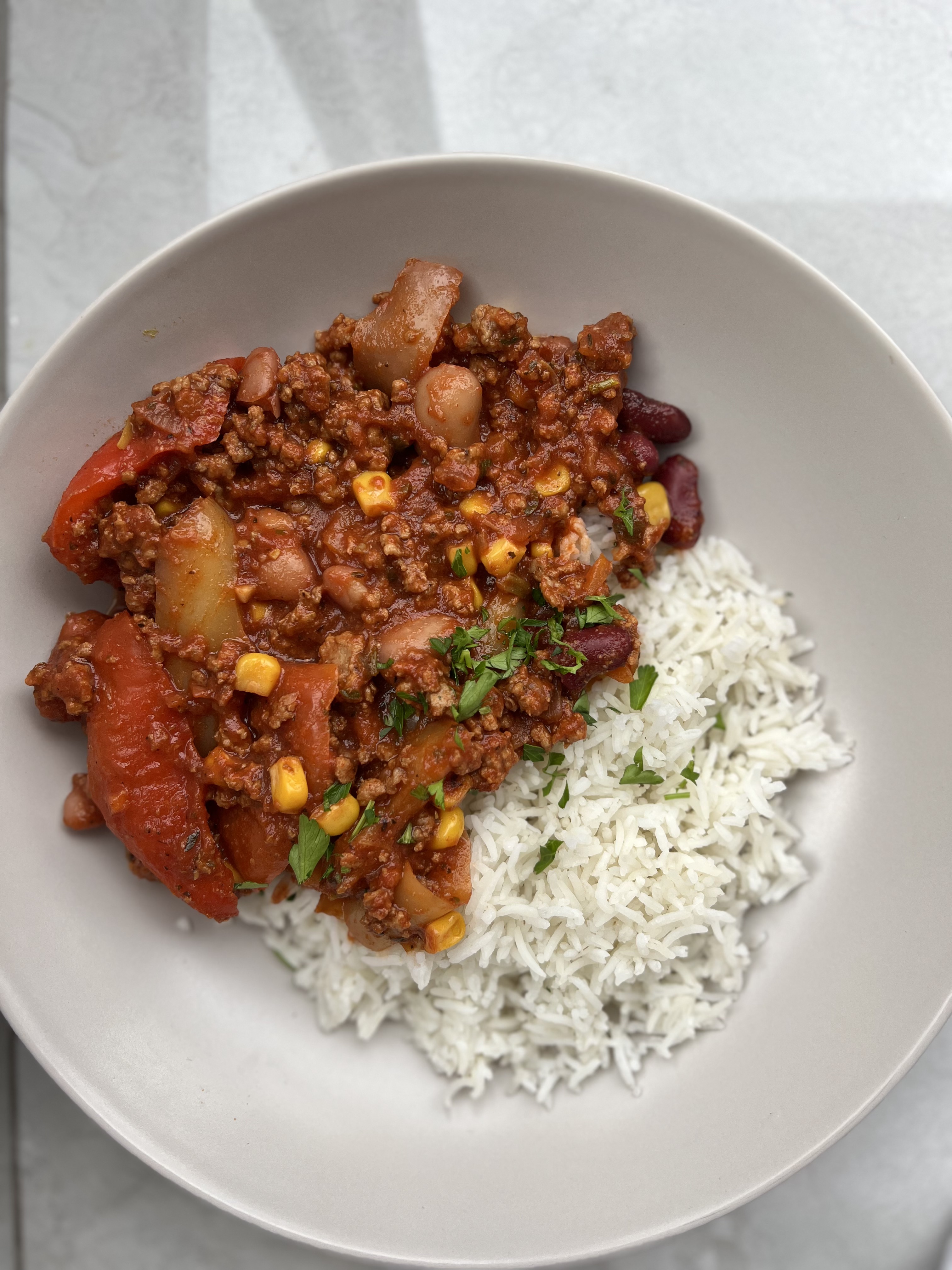 Chili con carne sa junetinom, pasuljem i kukuruzom