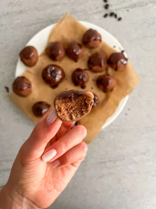 Čokoladne kuglice od leblebija prelivene tamnom čokoladom