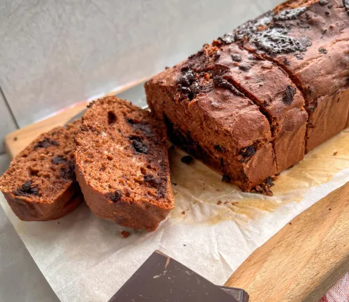 Parče čokoladnog banana hleba sa komadićima crne čokolade