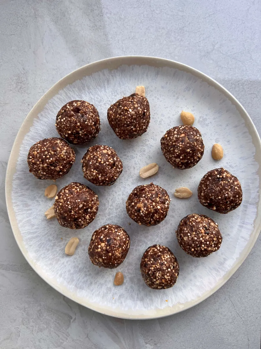 Crunchy snickers kuglice sa kikirikijem i amarantom