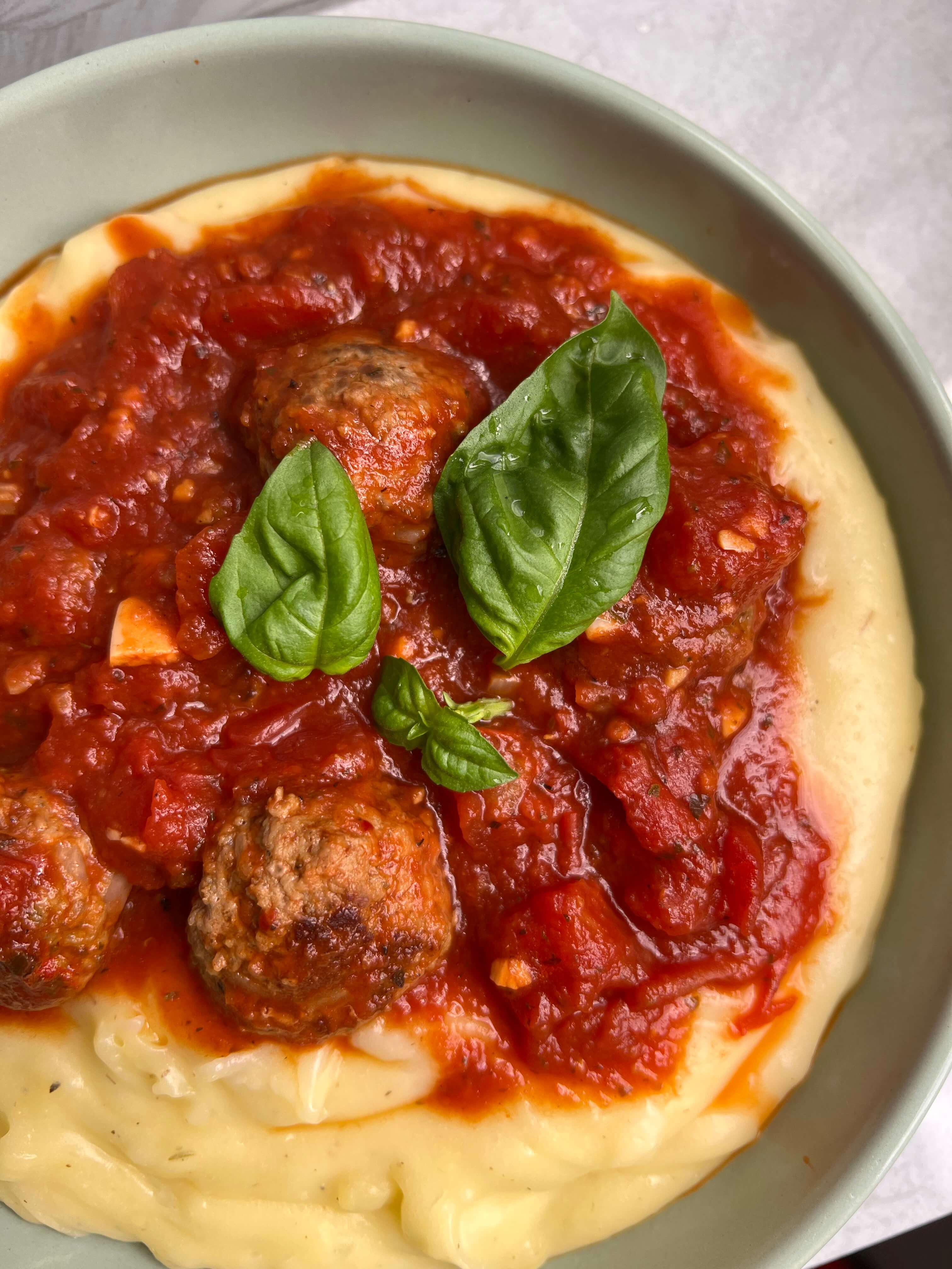 Ćufte u paradajz sosu servirane uz kremasti pire krompir