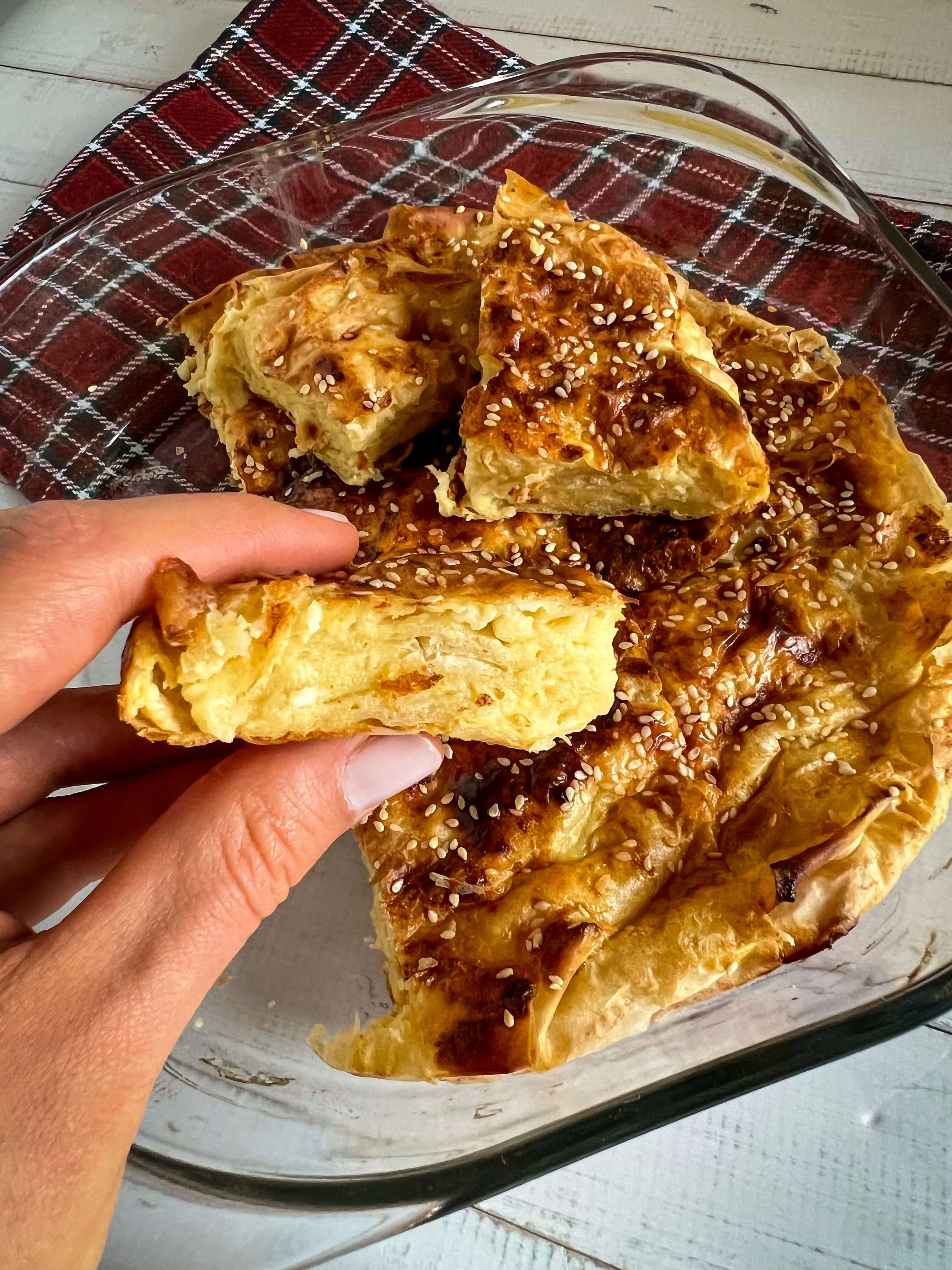 Sočna domaća gibanica sa sirom i susamom iz rerne