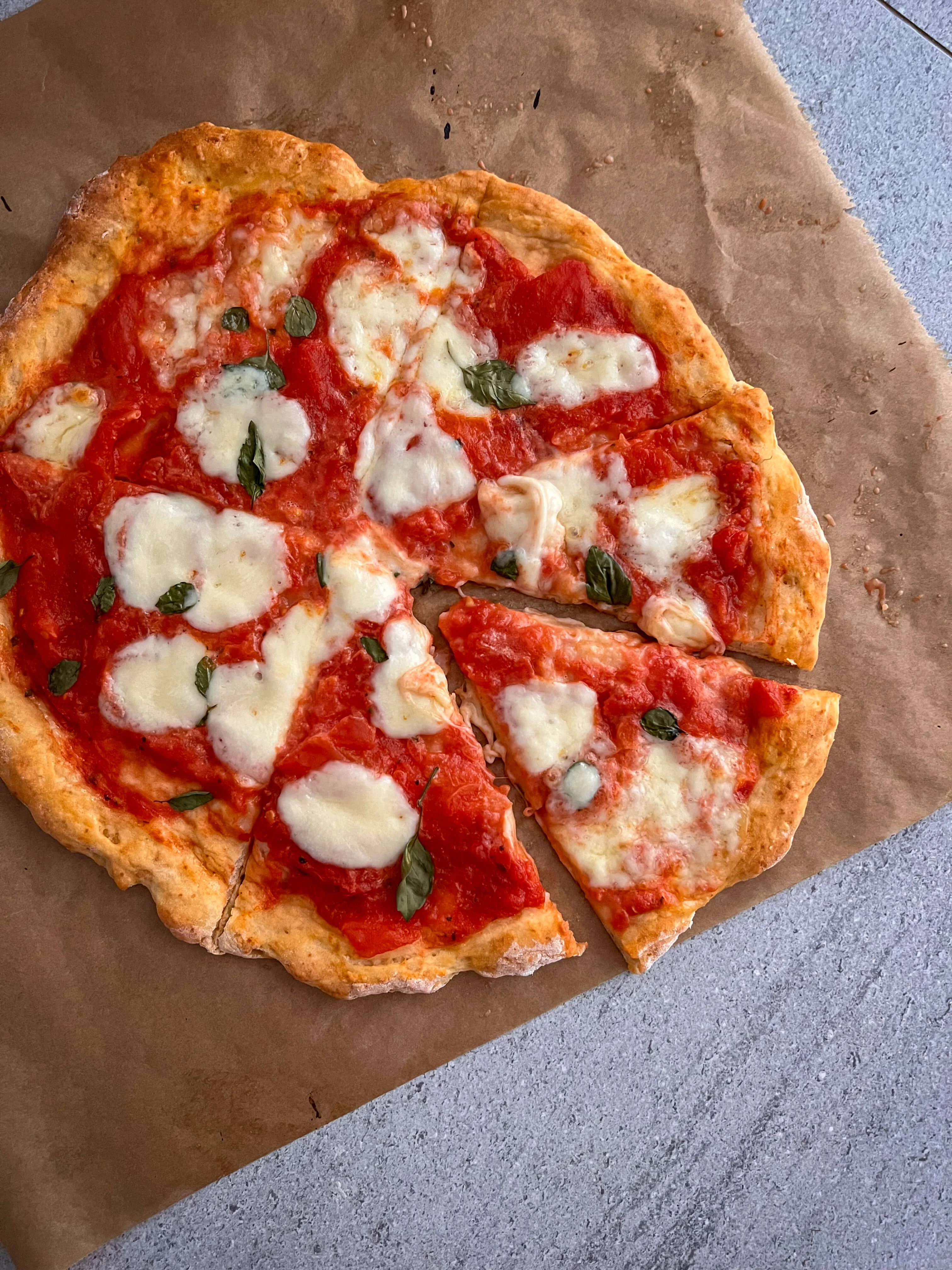 Fit pizza sa proteinskim testom i mozzarellom