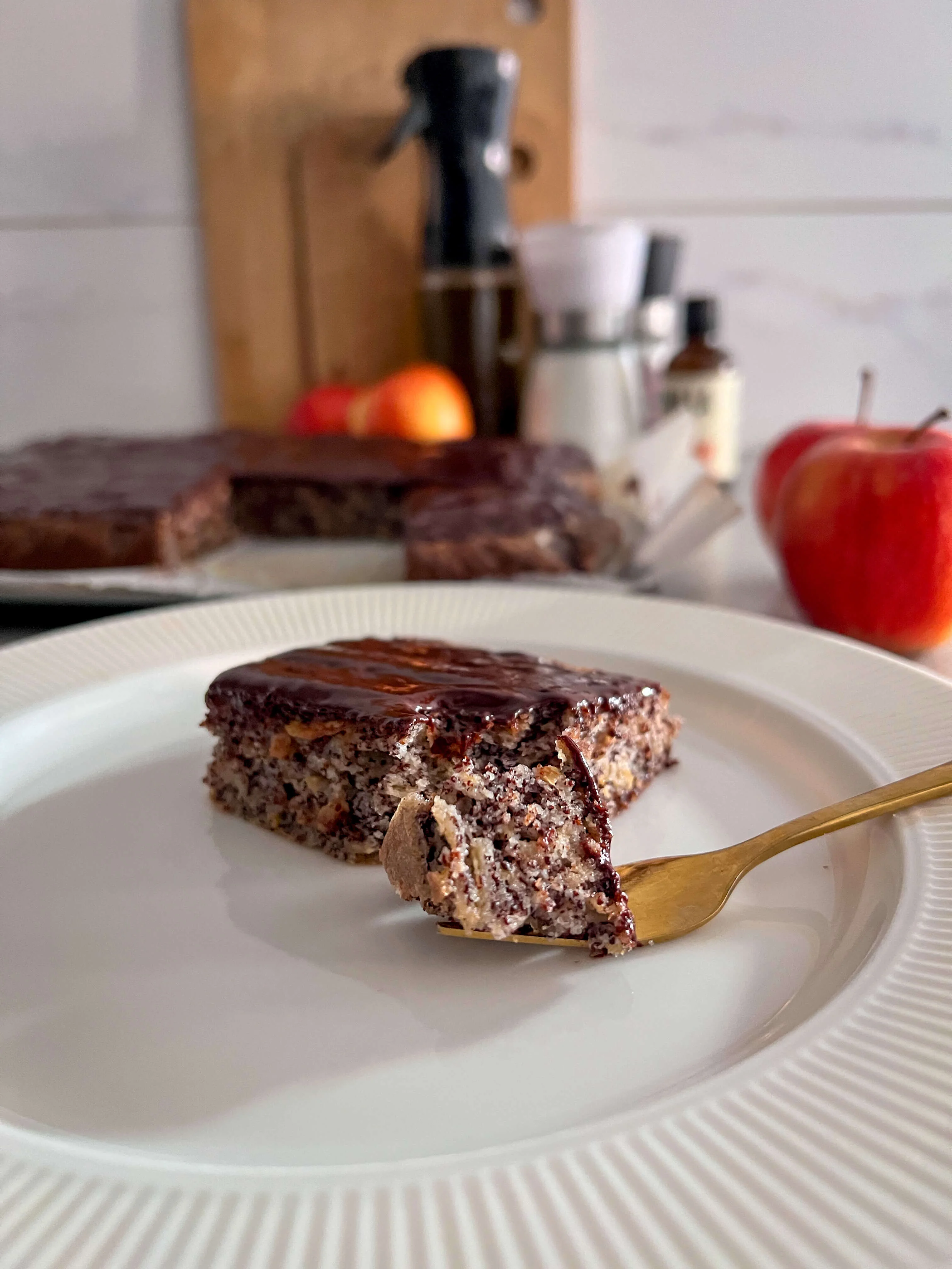 Parče kolača sa makom i jabukama preliveno čokoladnim prelivom