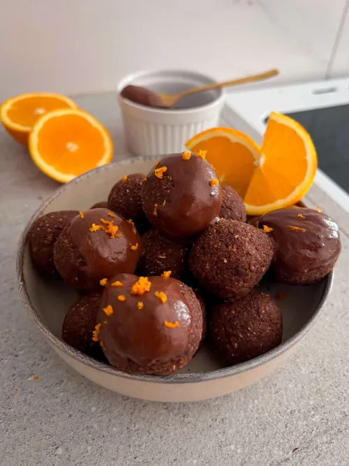 Jaffa kuglice prelivene crnom čokoladom sa rendanom korom pomorandže