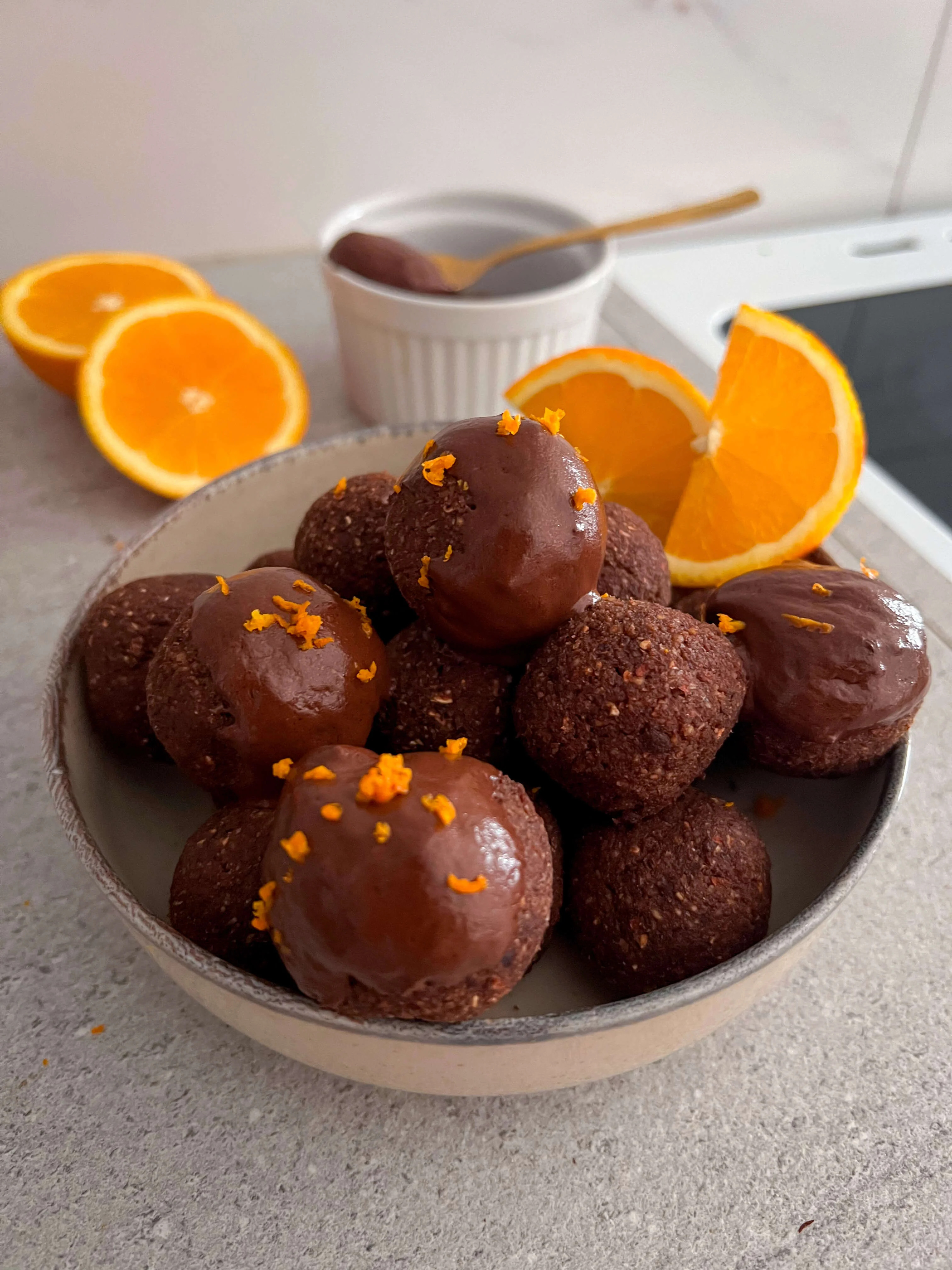 Jaffa kuglice prelivene crnom čokoladom sa rendanom korom pomorandže