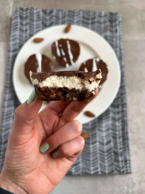 Kokos cupcakes sa čokoladnim ganache prelivom