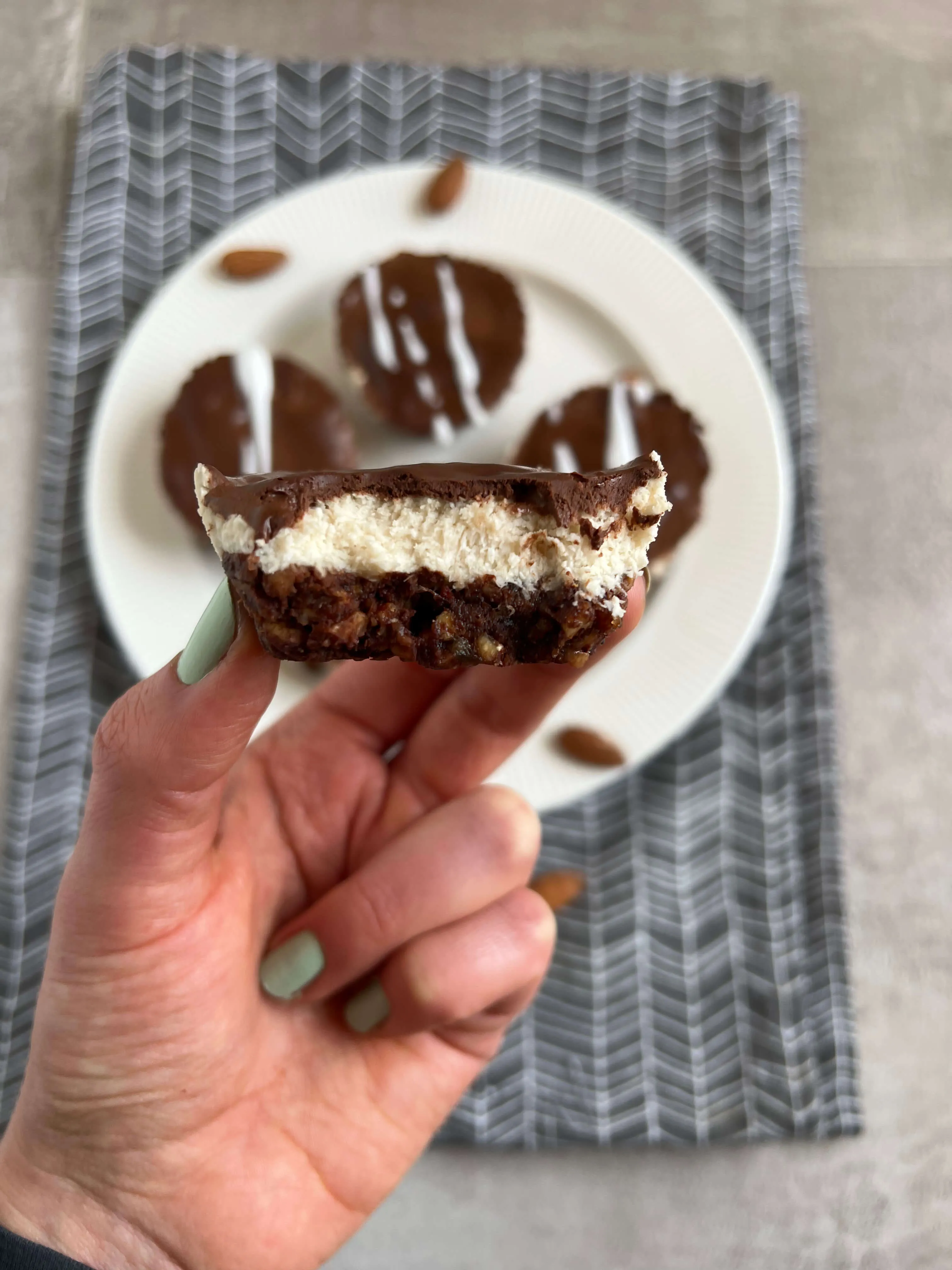 Kokos cupcakes sa čokoladnim ganache prelivom