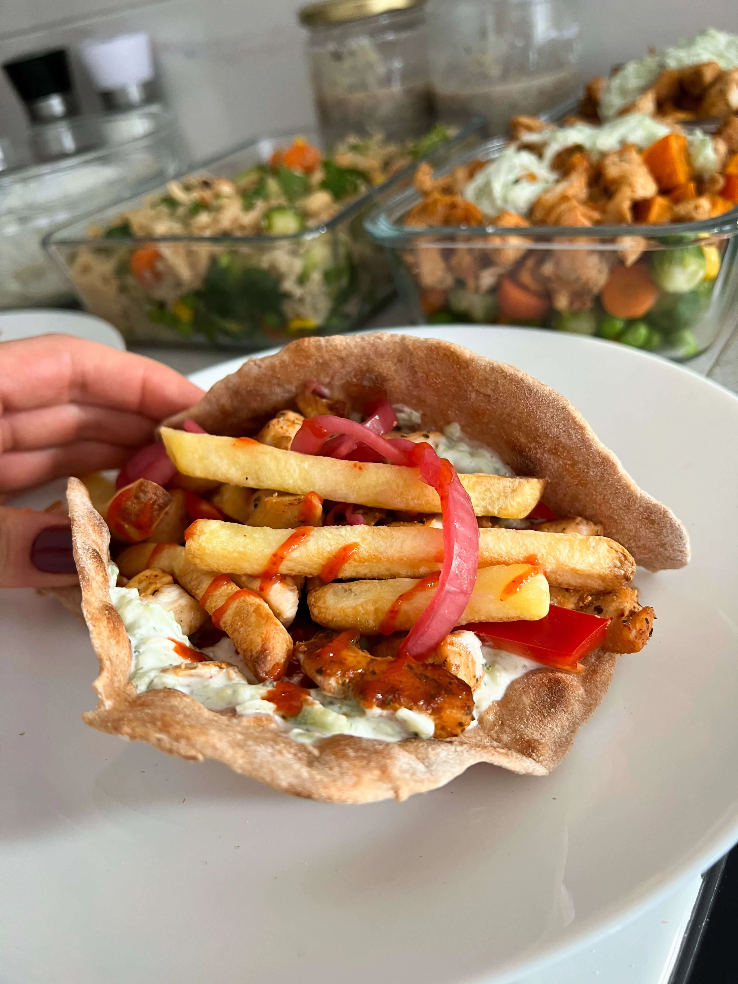 Domaći pileći giros u pita hlebu sa tzatzikijem i povrćem