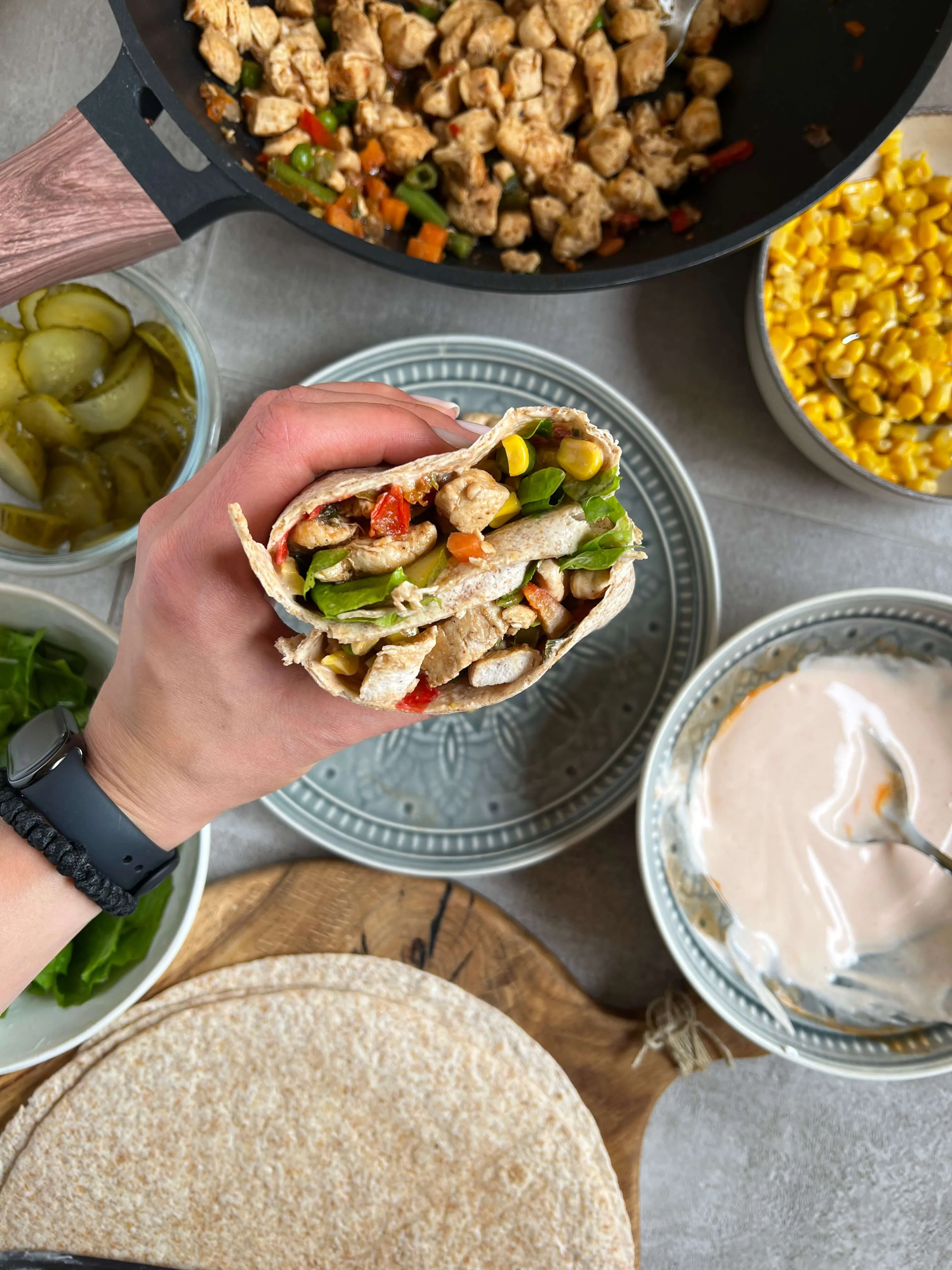 Tortilje punjene piletinom, povrćem i kremastim jogurt sosom