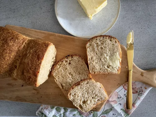 Mekani sourdough tost hleb isečen na kriške