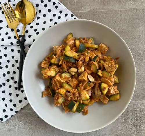 Wok nudle sa tofuom, povrćem i kikirikijem servirane u dubokoj činiji