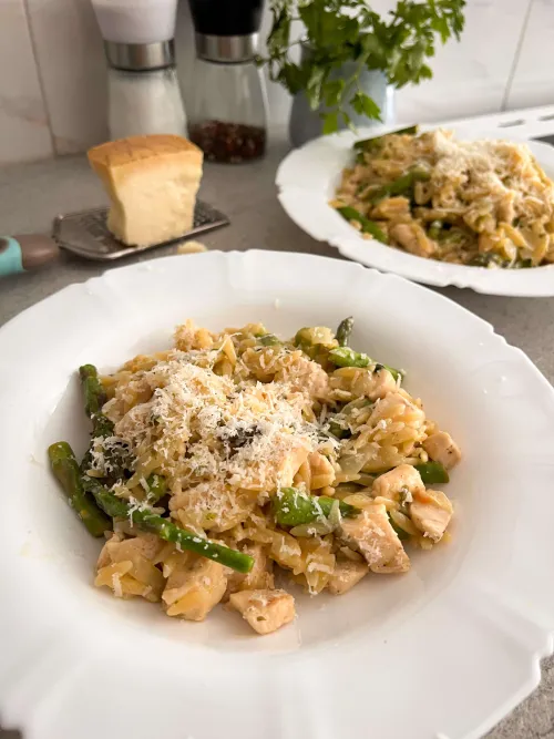 Lemon chicken orzo sa šparglama i parmezanom