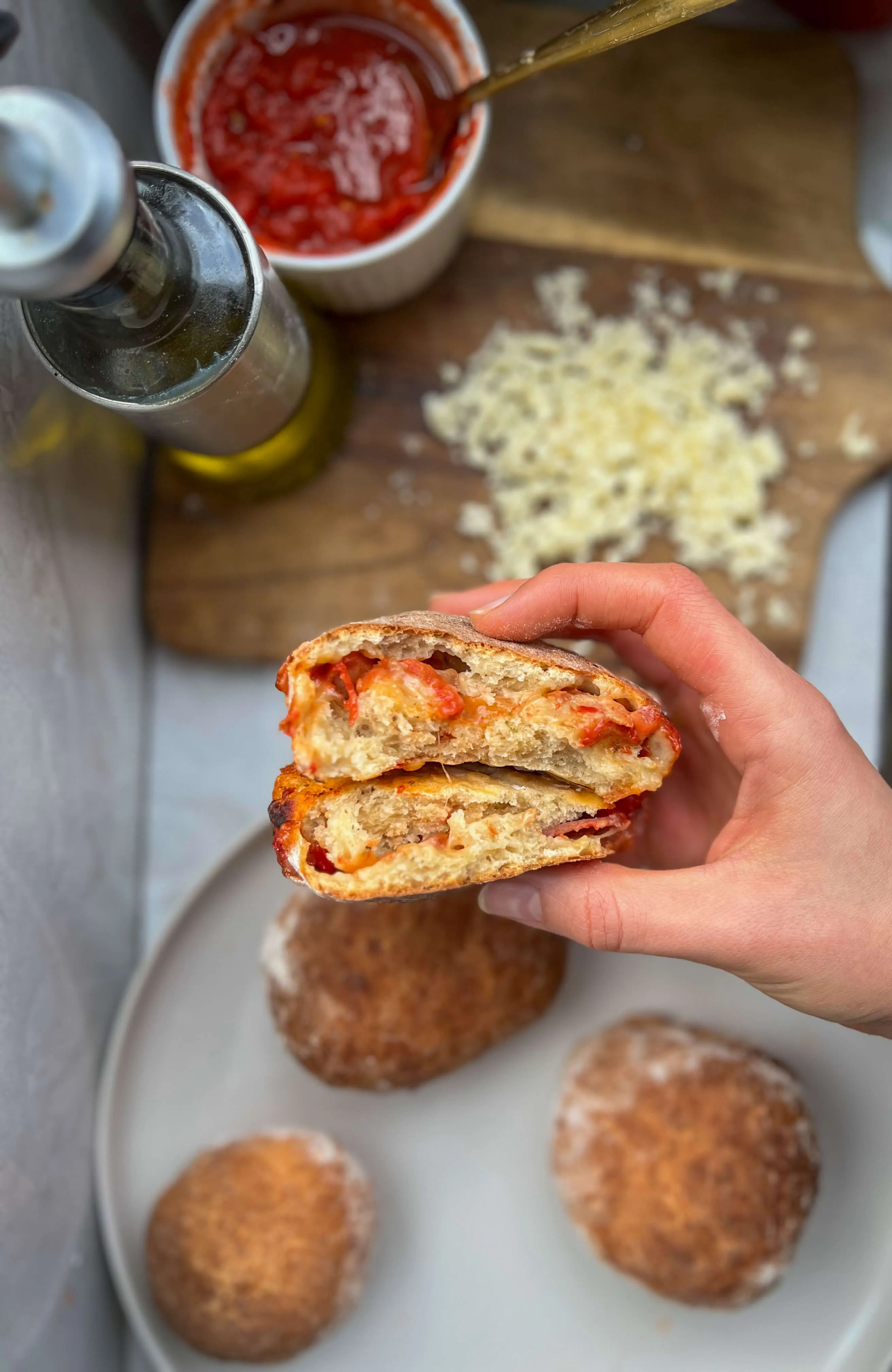 Zapečene pizza pogačice sa mozzarellom i paradajz sosom