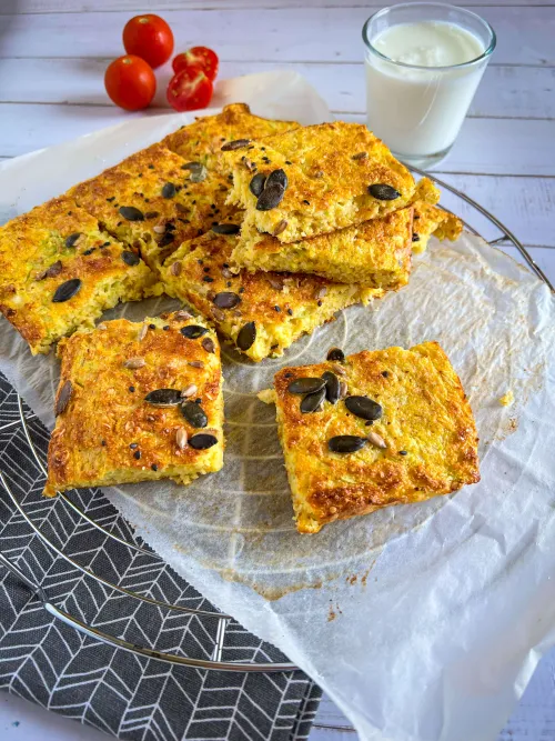 Proja sa tikvicama i sirom posuta semenkama