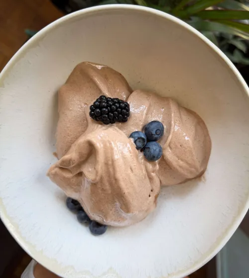 Kremasti proteinski čokoladni banana gelato u činiji