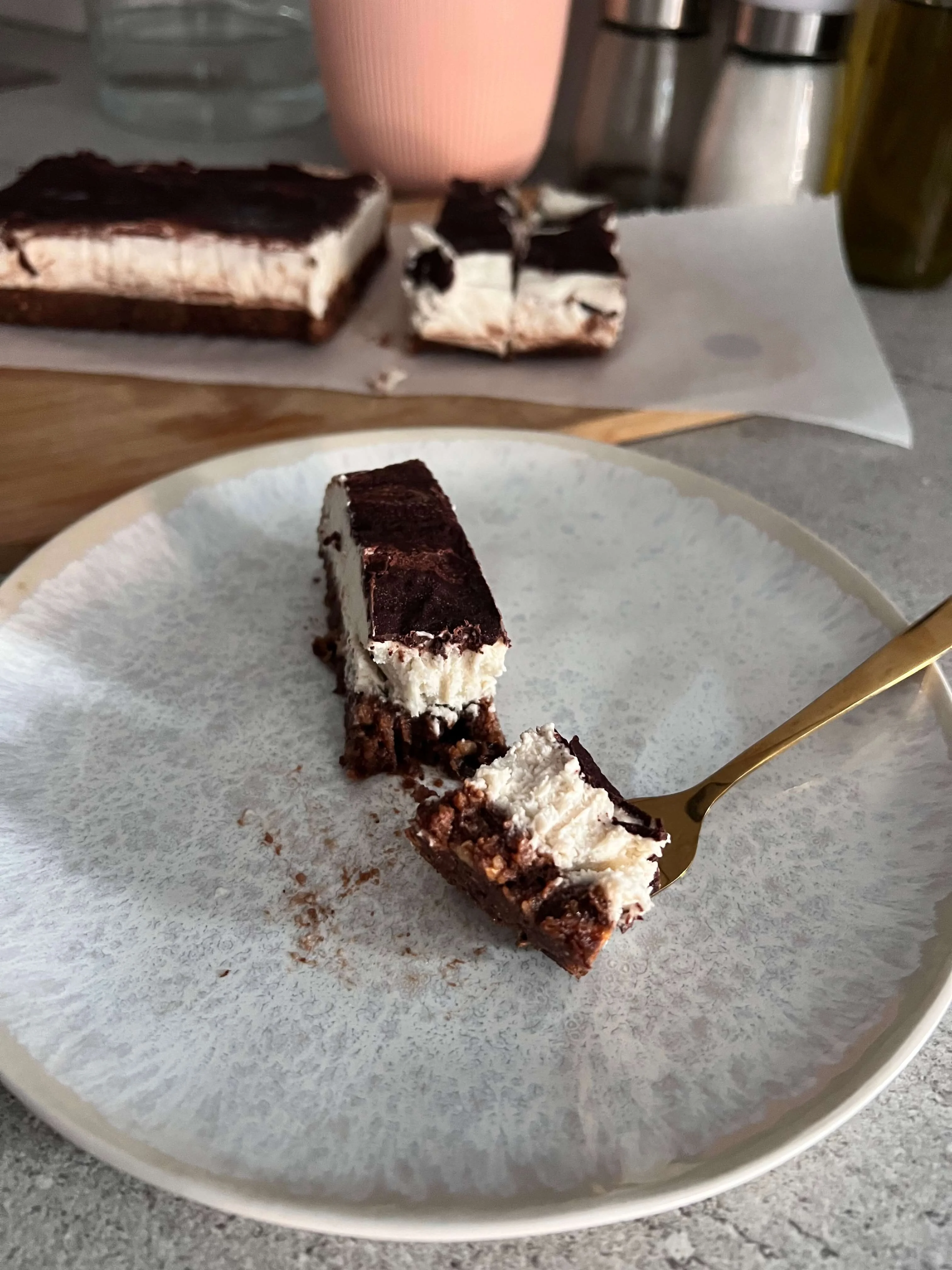 Raw bounty torta sa kokos filom i čokoladnim prelivom