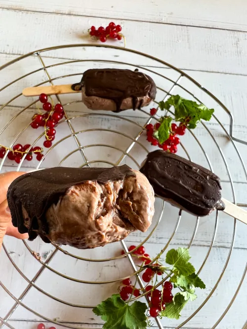 Kremasti rum sladoled preliven čokoladom