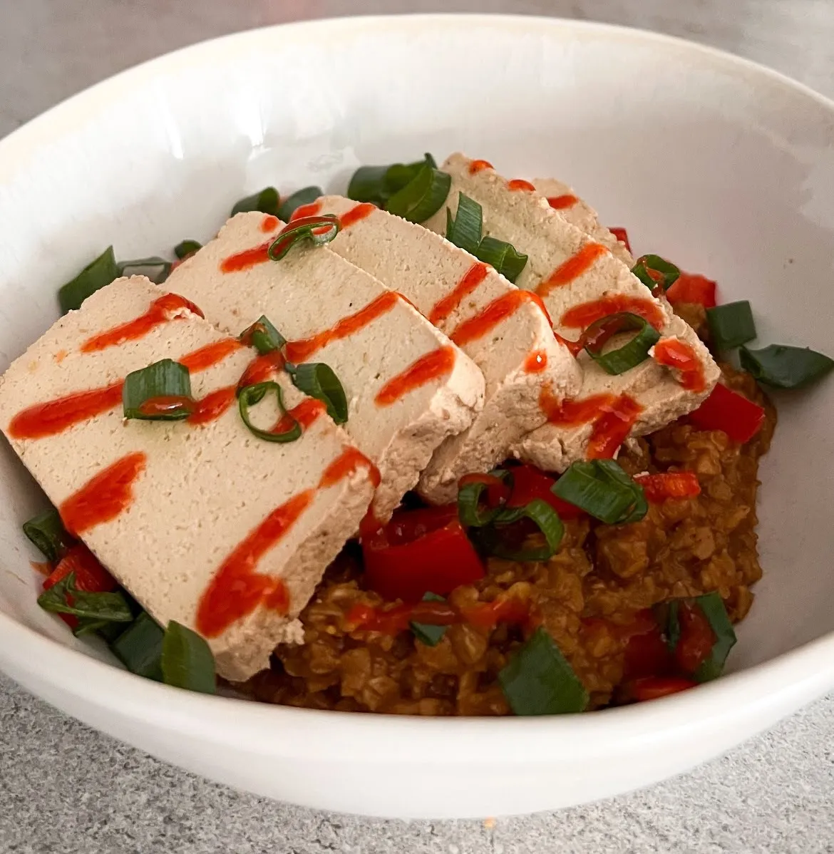 Slana ovsena kaša sa dimljenim tofuom, paprikom i mladim lukom