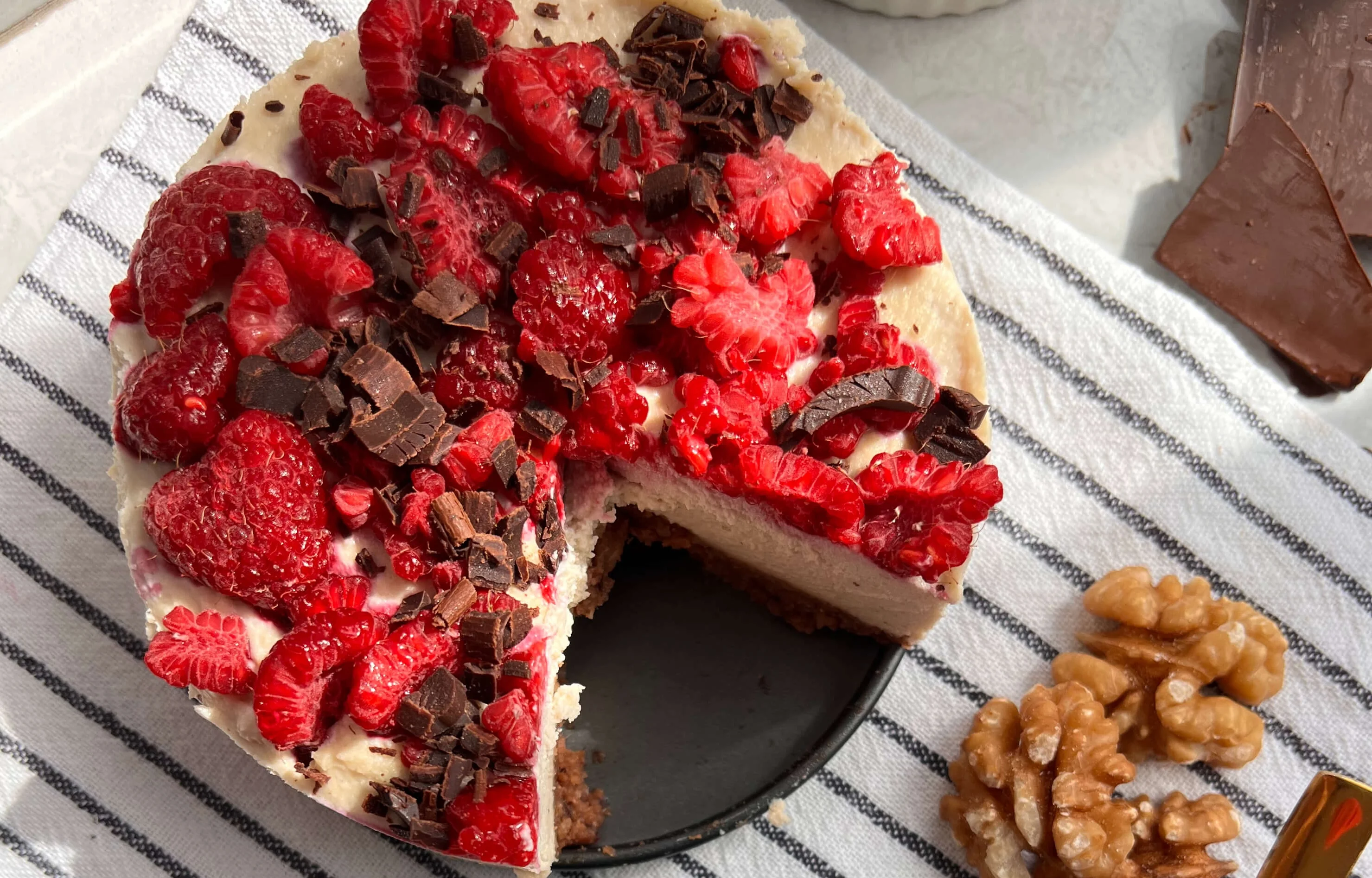 Slatka mala sirova tortica sa malinama i crnom čokoladom