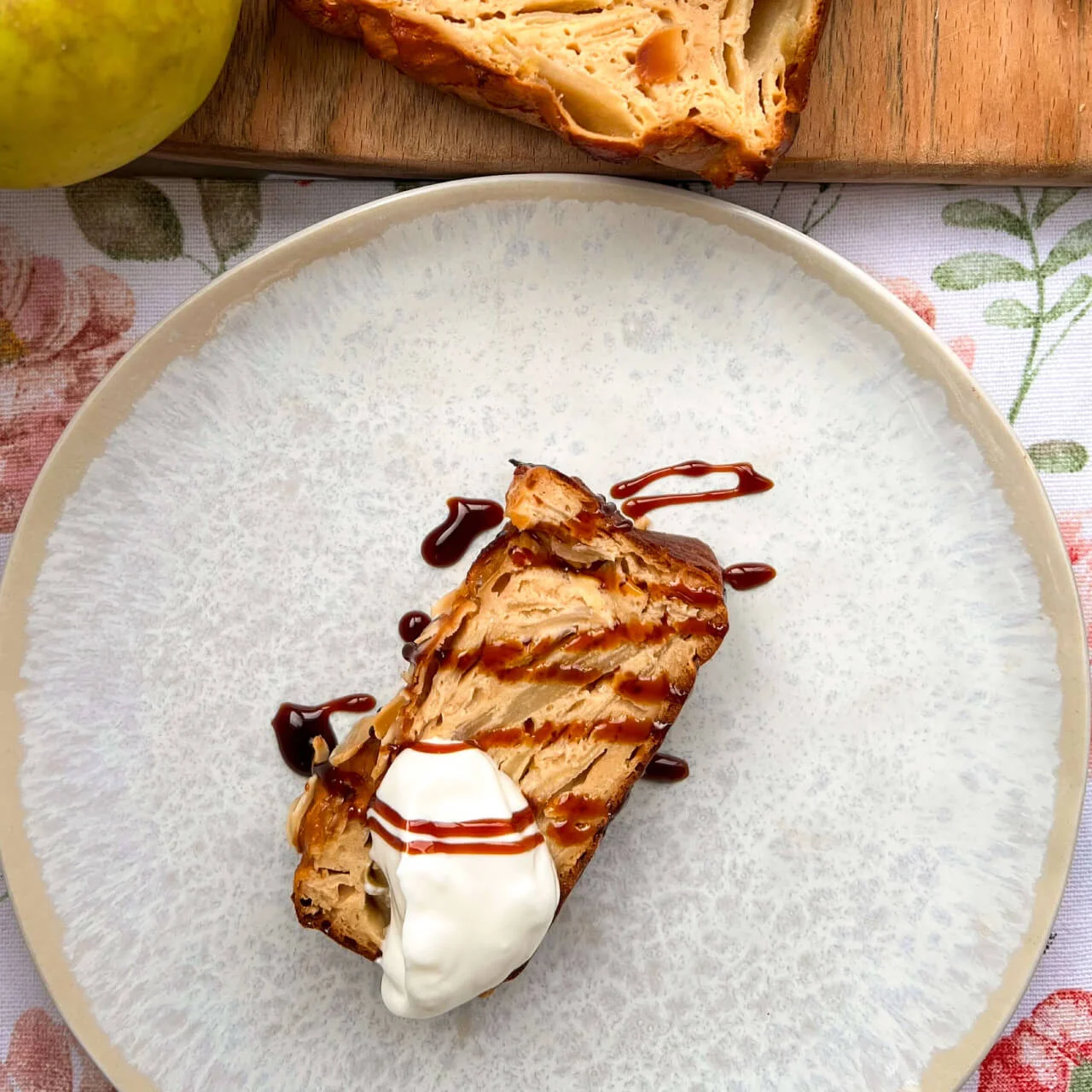 Slojeviti proteinski kolač sa jabukama i bademima