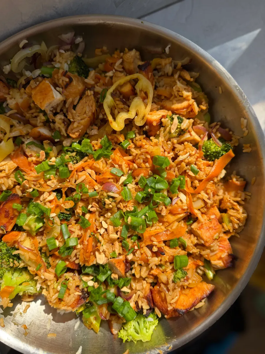 Sriracha stir fry sa piletinom, brokolijem i pirinčem, posut seckanim kikirikijem i mladim lukom