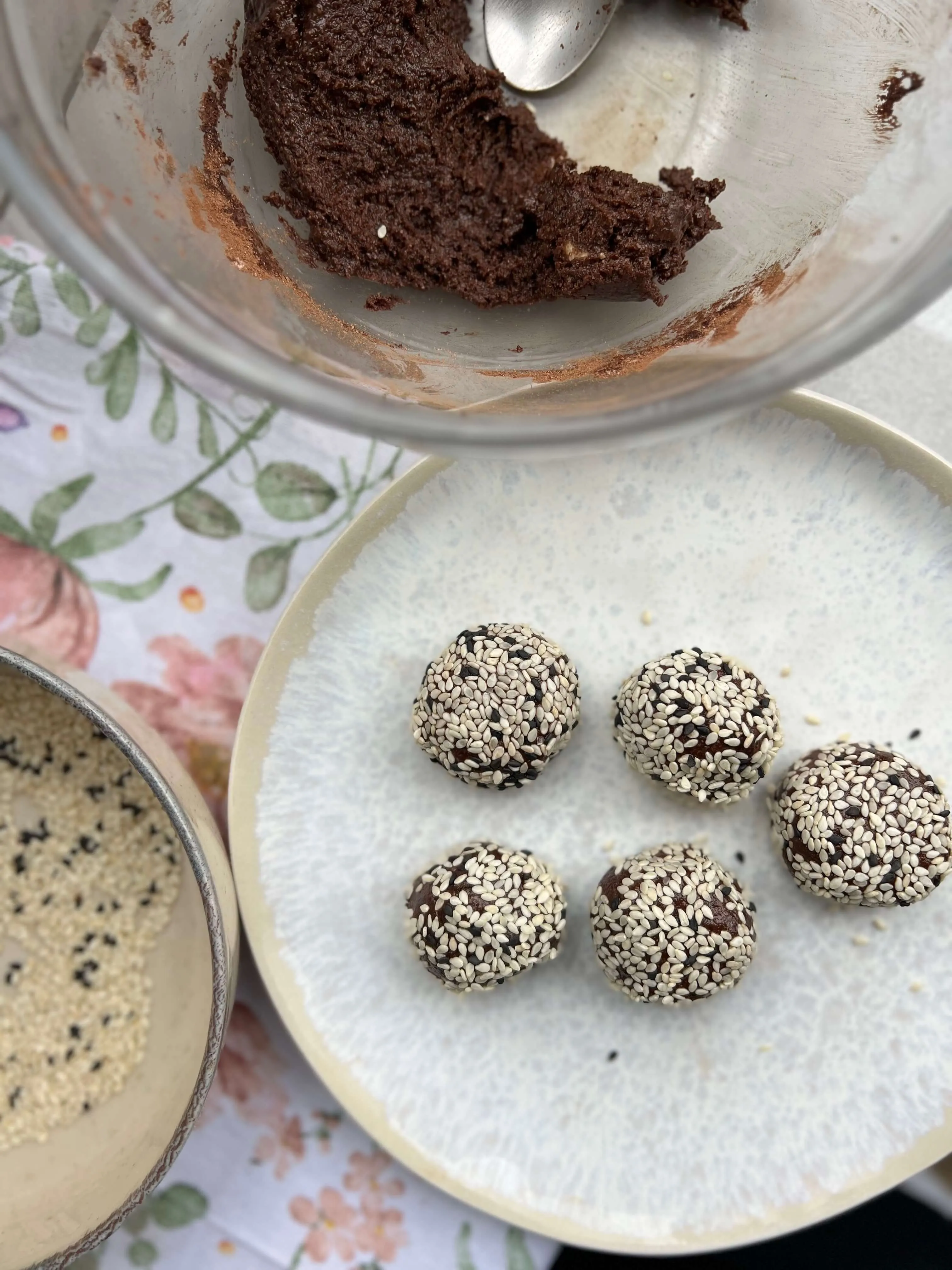 Čokoladne tahini kuglice uvaljane u susam na tanjiru