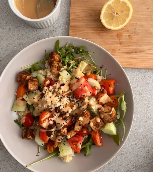 Veganski tofu bowl sa kus kusom i svežim povrćem