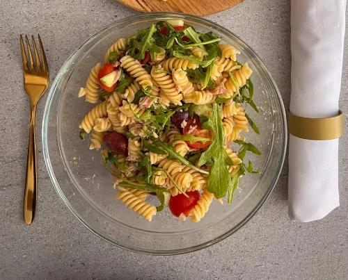 Pasta salata sa tunjevinom, rukolom, čeri paradajzom i maslinama u činiji