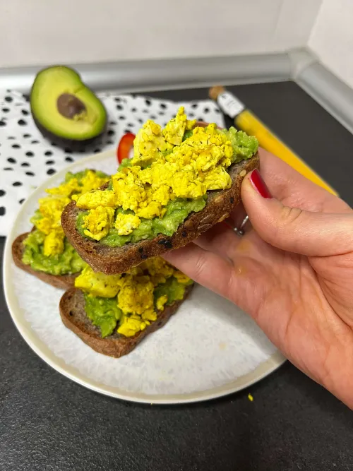 Veganska kajgana od tofua servirana na tostu sa avokadom