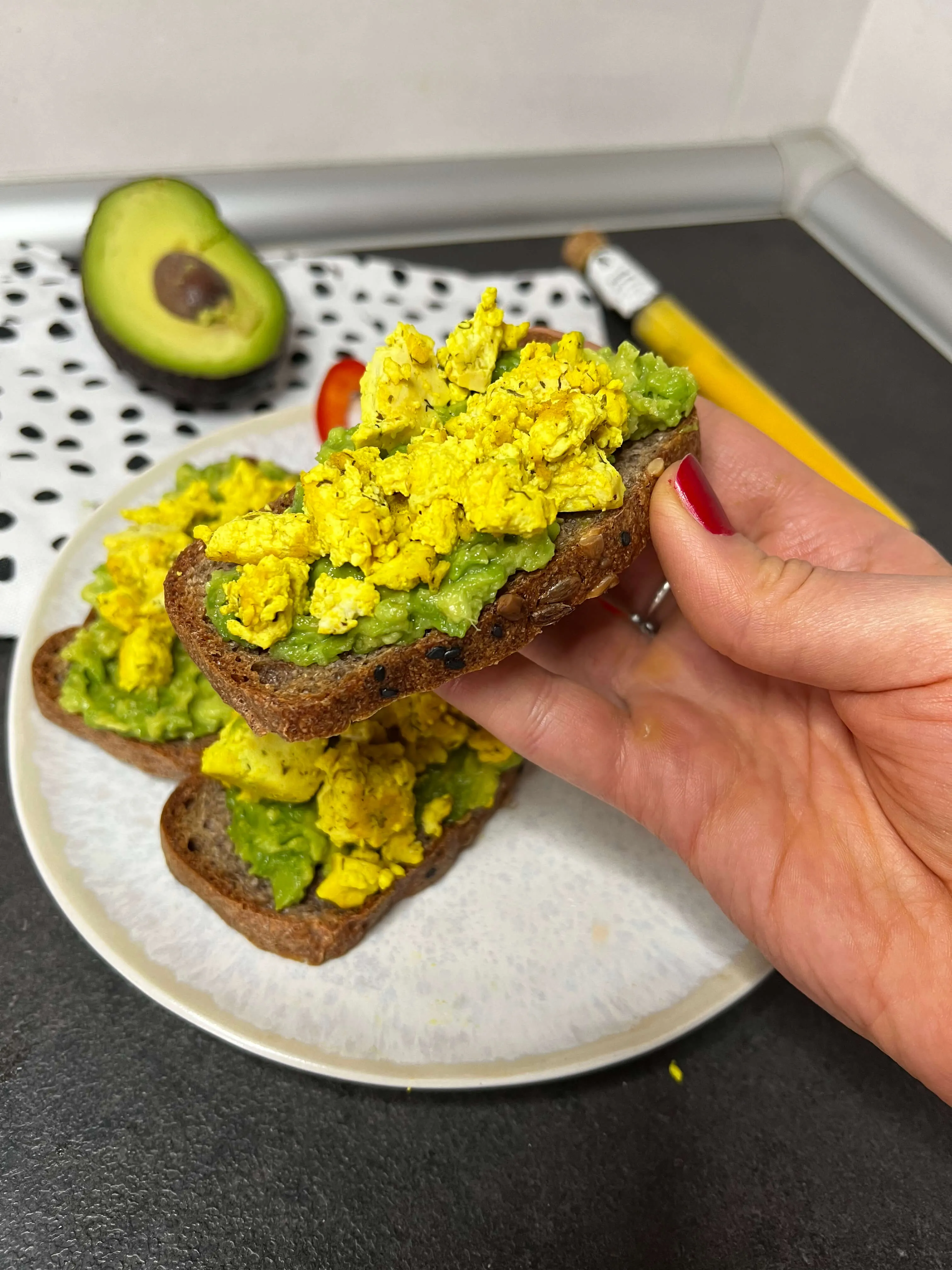 Veganska kajgana od tofua servirana na tostu sa avokadom