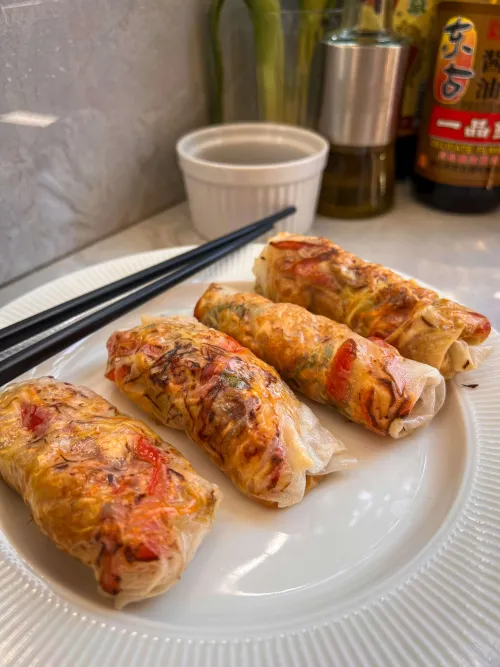 Hrskave veganske prolećne rolnice od pirinčanih listića punjene povrćem i tofuom