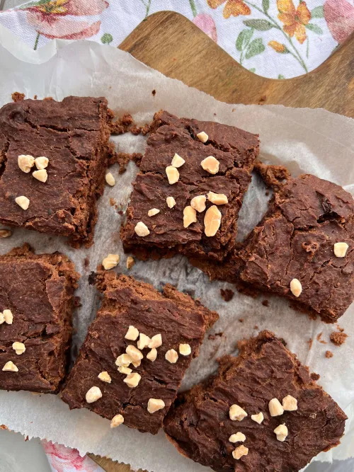 Veganski čokoladni brownie isečen na kocke sa komadićima čokolade