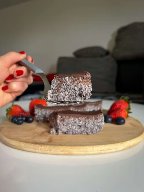 Veganski mak kolač sa čokoladnim ganašem