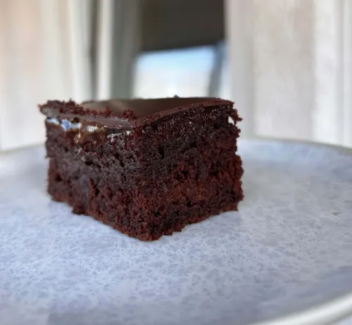 Vegansko medeno srce premazano džemom i čokoladnom glazurom