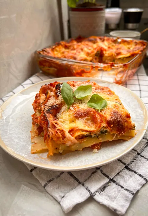 Slojevita vegetarijanska lazanja sa sirom i spanaćem u paradajz sosu
