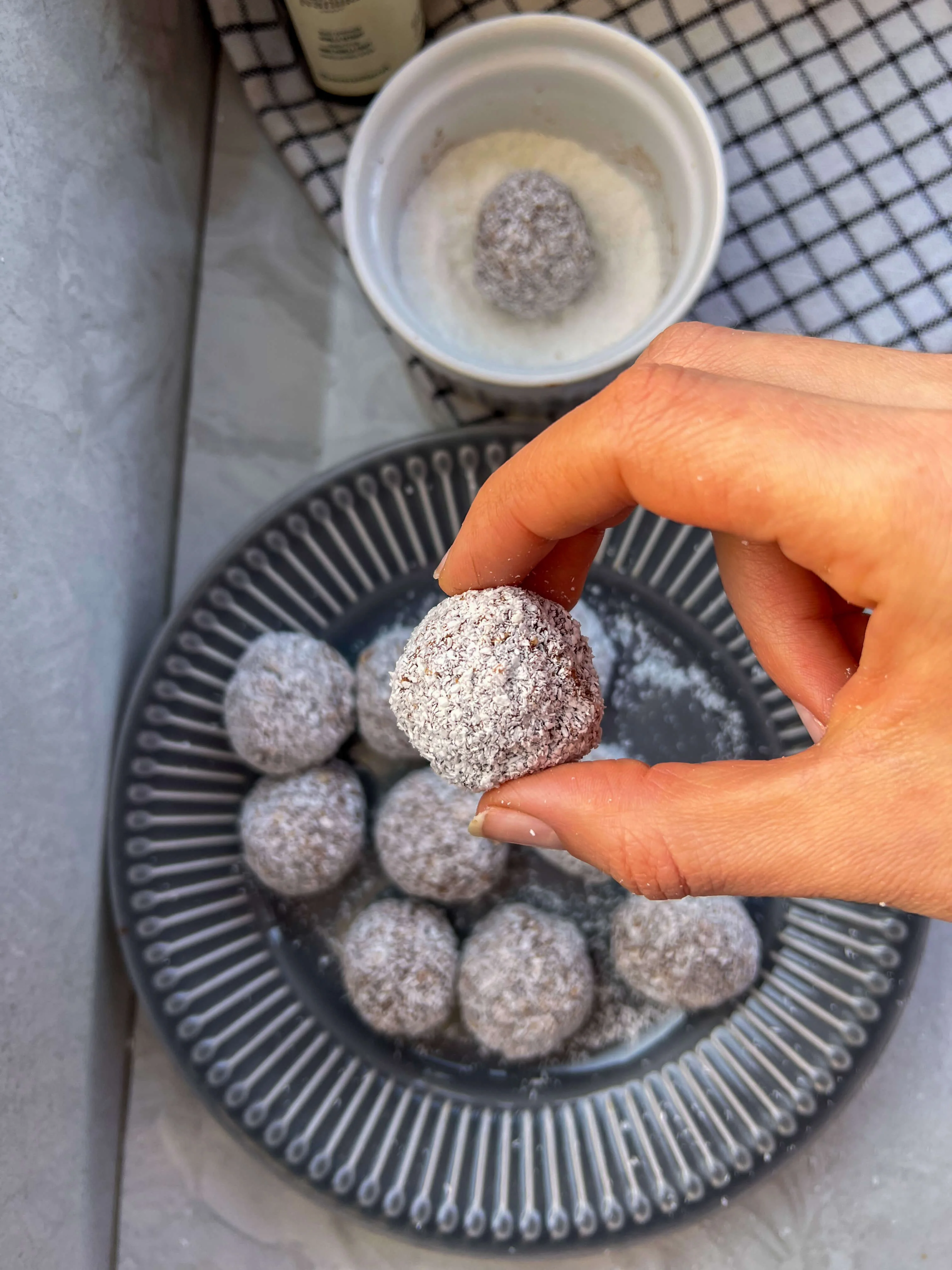 Čokoladne proteinske kuglice uvaljane u kokos