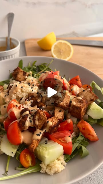 Veganski tofu bowl sa kus kusom i svežim povrćem